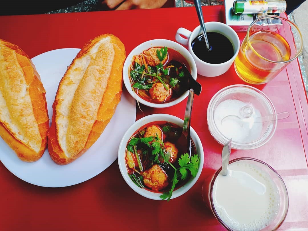 Chọn quán bánh mì xíu mại theo lịch trình sẽ dễ hơn