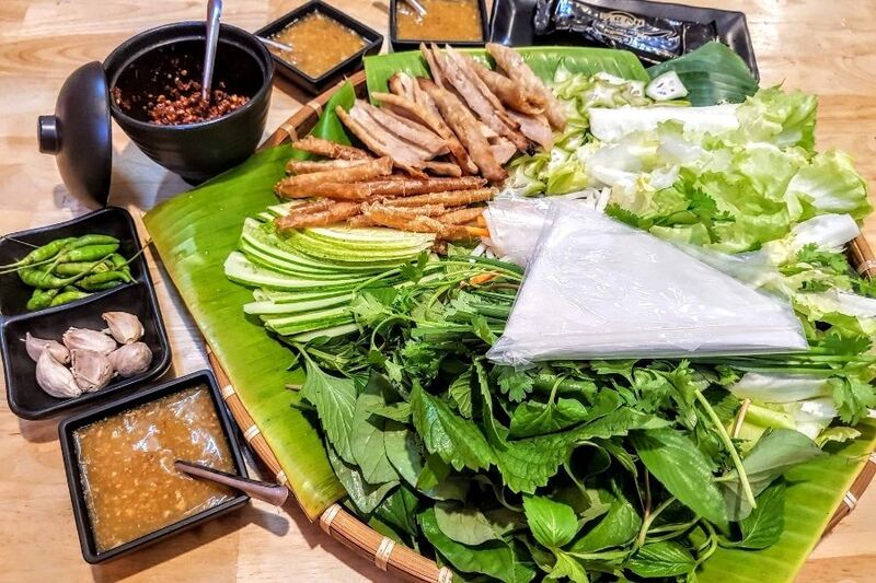 Chọn quán nem nướng theo lịch trình sẽ dễ hơn